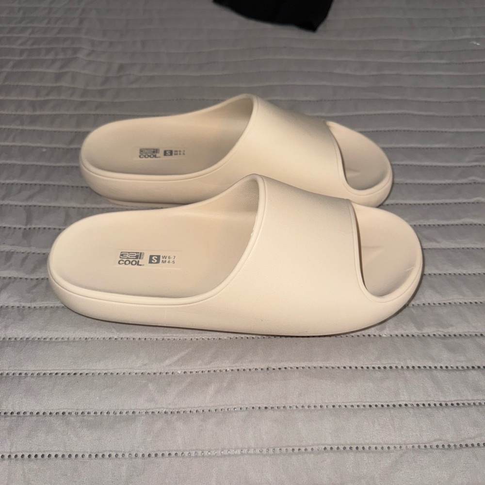 32 Degrees Cream Slippers with Streamlined Design unisex men 4/5 women 6/7 m